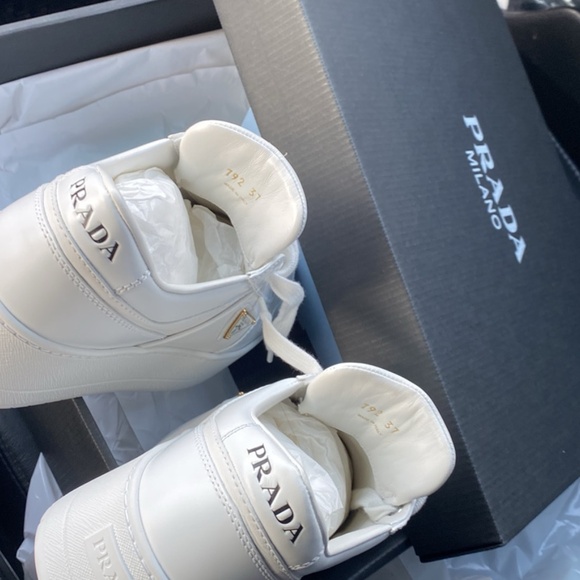 Prada PRAX 01 Low-Top Leather Sneakers - Picture 4 of 7